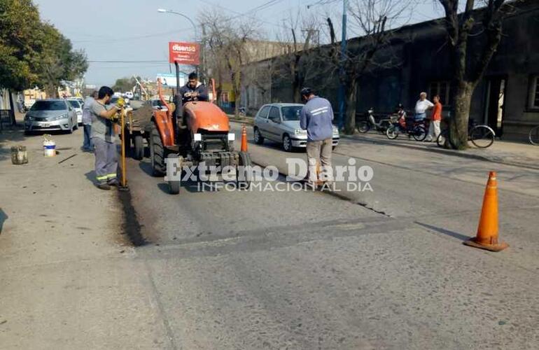 En el lugar. Una de las cuadrillas trabajando esta mañana sobre calle Juan B. Justo