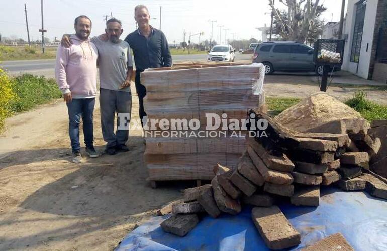 Imagen de La Municipalidad donó materiales para reconstruir la casa de Irrito Sánchez