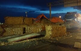 Los fardos de cart&oacute;n quedaron desparramados en la zona. (@Belitaonline)