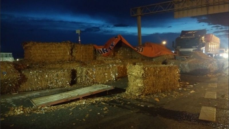 Los fardos de cart&oacute;n quedaron desparramados en la zona. (@Belitaonline)