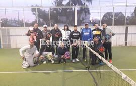 Parte del grupo femenino y masculino de Paddle �Panza�