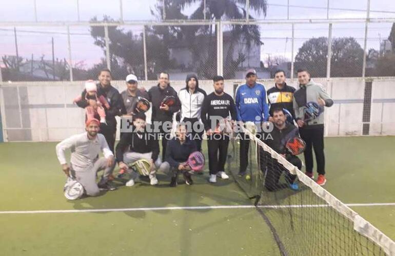 Parte del grupo femenino y masculino de Paddle Panza