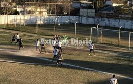 Ataque �Panza� ante la defensa de Porvenir en el primer tiempo.