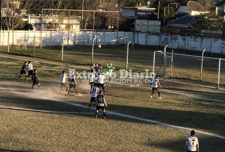 Ataque �Panza� ante la defensa de Porvenir en el primer tiempo.