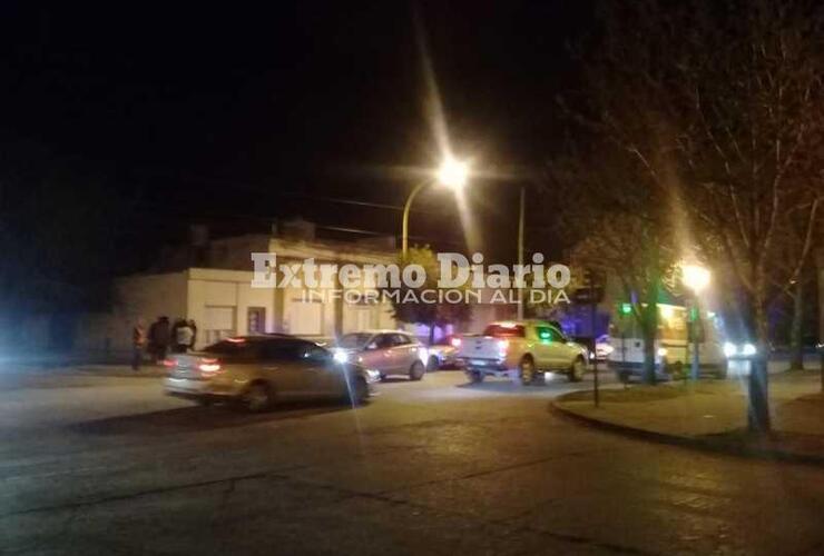 Móviles de Comando, Comisaría 27 y una ambulancia del SIES trabajaron en Rivadavia al 500.