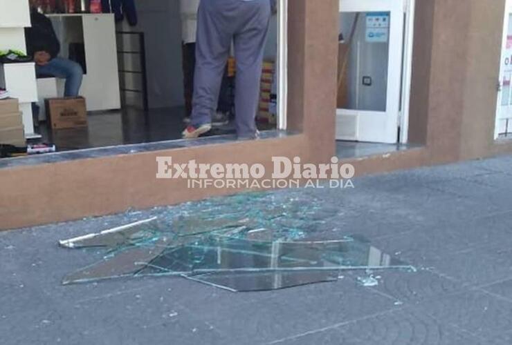 El dueño de Zapatería Plumitas piensa cerrar al público tras el daño que sufrió.