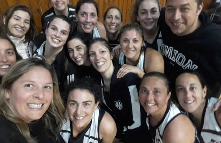 El grupo femenino de la Primera División, felices por el triunfo.