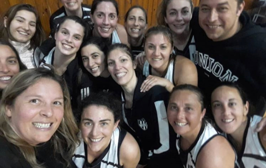 El grupo femenino de la Primera Divisi&oacute;n, felices por el triunfo.