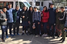 En el medio, Mirco, junto a sus compañeros y entrenadores de la Selección Argentina. (FOTO: Rudolf Larcher)