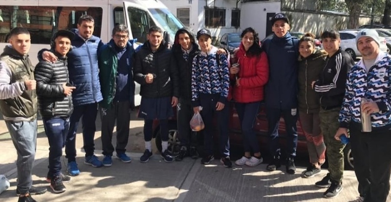 En el medio, Mirco, junto a sus compa&ntilde;eros y entrenadores de la Selecci&oacute;n Argentina. (FOTO: Rudolf Larcher)