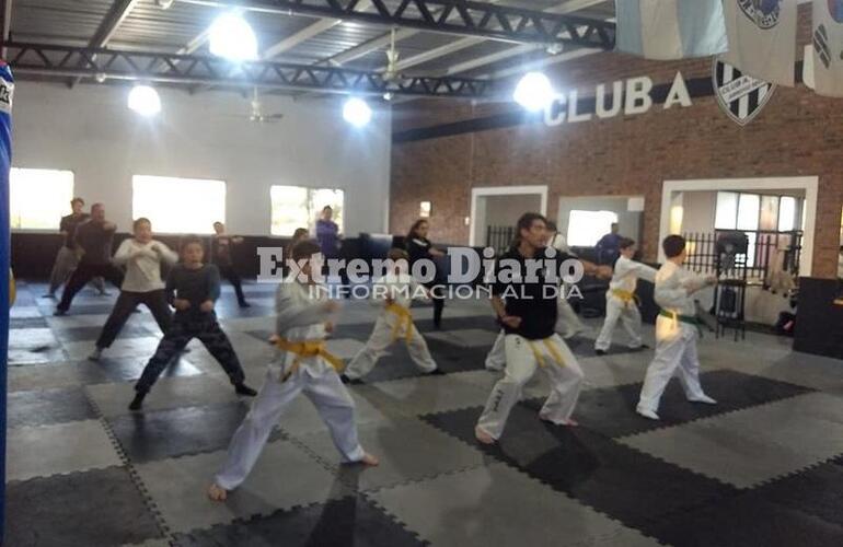 Los Taekwondistas de Unión en pleno entrenamiento.