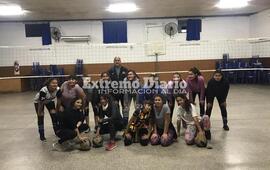 El profe Mario y sus alumnas de Sub-15 de Libertad.