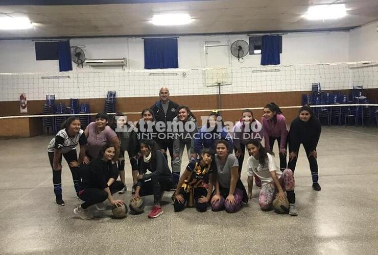 El profe Mario y sus alumnas de Sub-15 de Libertad.