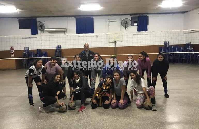 El profe Mario y sus alumnas de Sub-15 de Libertad.