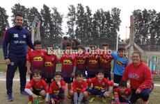 Los infantiles junto con los profesores Mariana y Mauro.