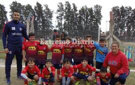 Los infantiles junto con los profesores Mariana y Mauro.