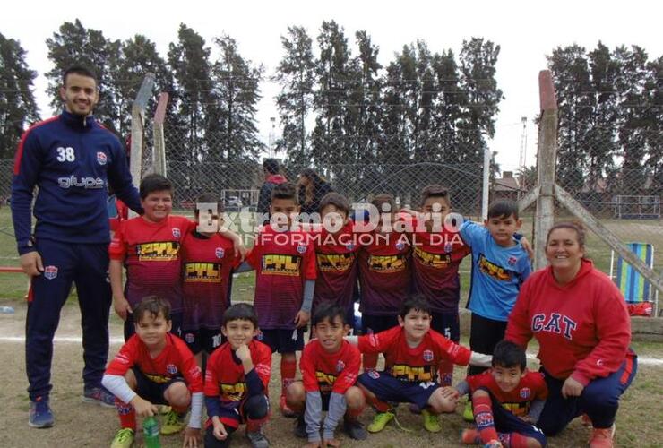 Los infantiles junto con los profesores Mariana y Mauro.