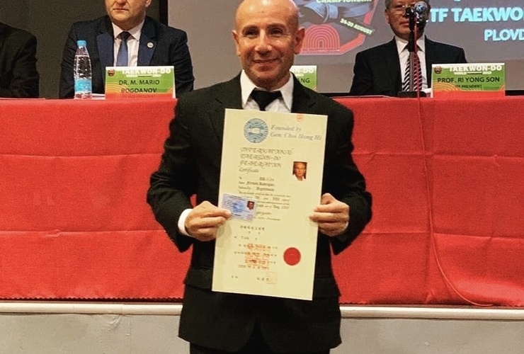 El instructor de Athletic feliz y con su diploma en mano.