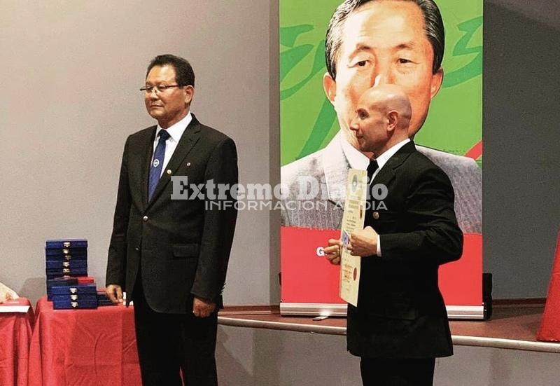 El instructor de Athletic feliz y con su diploma en mano.