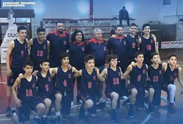 Con la camiseta N°4, Thiago fue pieza clave siendo el primer "Gato" en una Selección. (FOTO: FACEBOOK ASOCIACIÓN ROSARINA DE BÁSQUET).