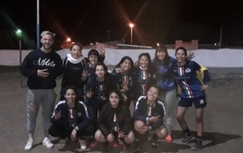 El equipo femenino de Athletic y su entrenador tras la buena jornada.