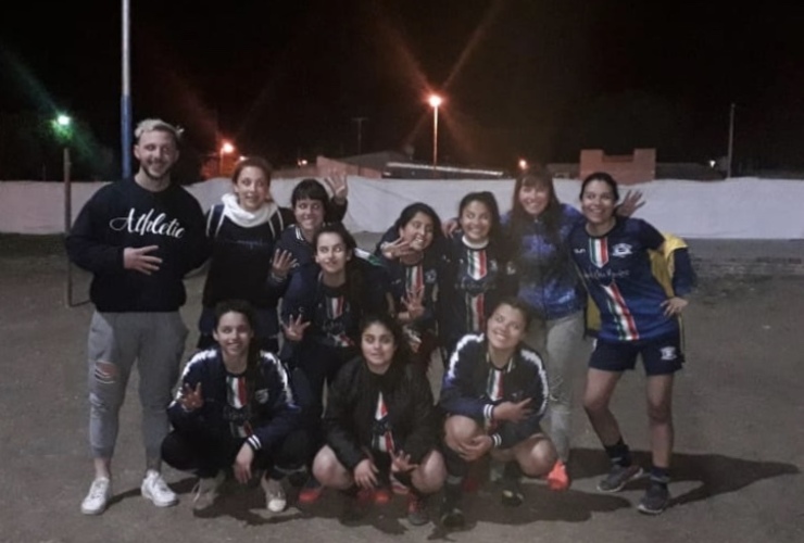 El equipo femenino de Athletic y su entrenador tras la buena jornada.