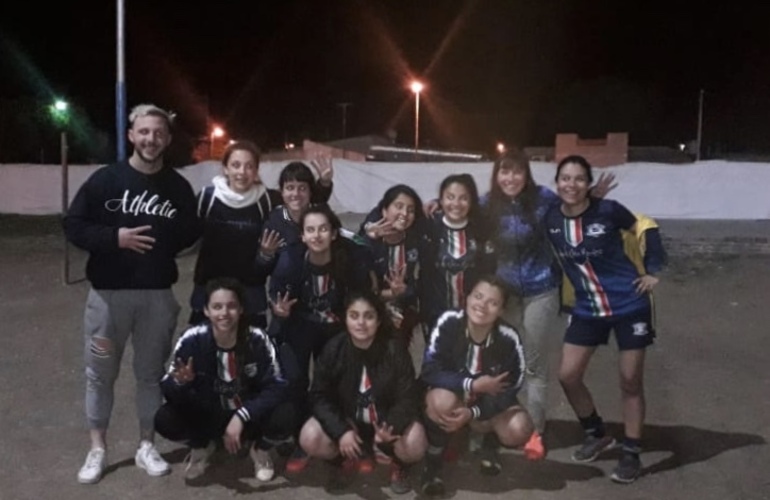 El equipo femenino de Athletic y su entrenador tras la buena jornada.