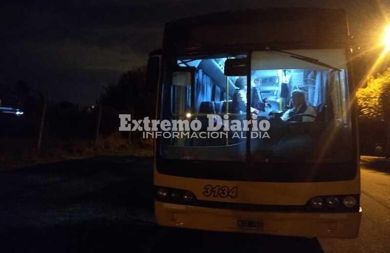 Imagen de Colectivo se quedó sin combustible y los pasajeros quedaron varados