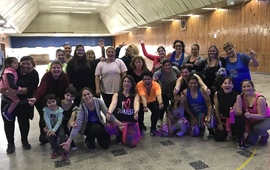 El grupo femenino de Zumba muy divertidas al final de la clase.