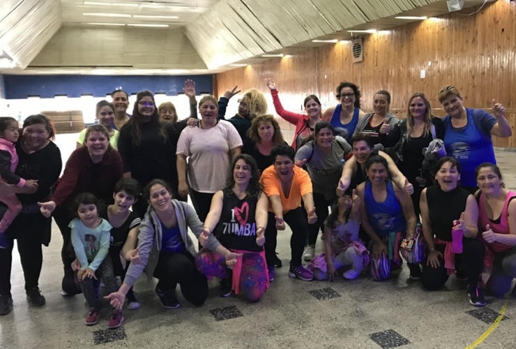 El grupo femenino de Zumba muy divertidas al final de la clase.