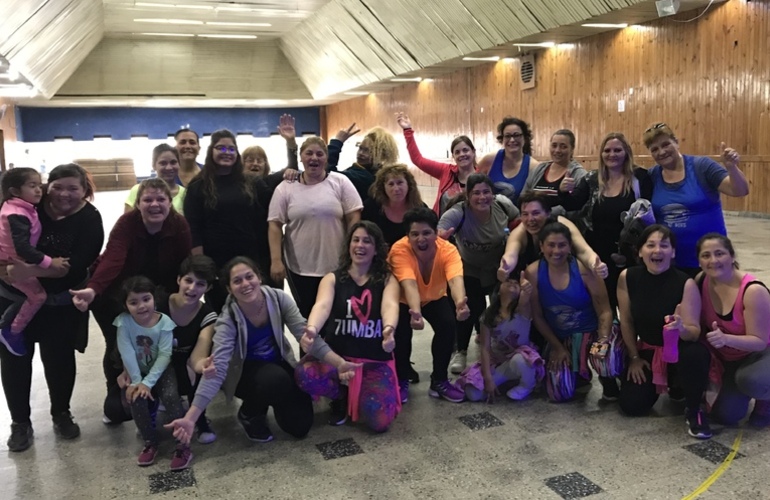 El grupo femenino de Zumba muy divertidas al final de la clase.