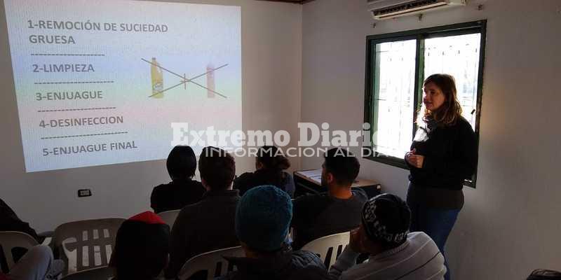 Imagen de Personal de ASSAL de provincia de visita en Arroyo Seco