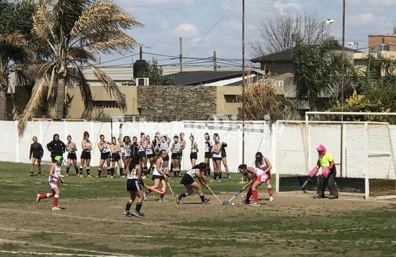 El equipo Sub-14 Local en ataque y queriendo anotar.