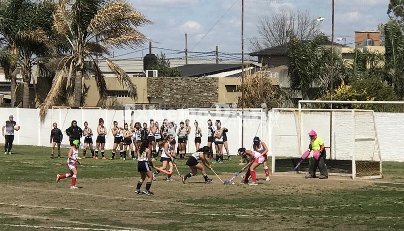 El equipo Sub-14 Local en ataque y queriendo anotar.
