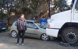 Sobre el hecho. El auto choc&oacute; de frente contra cami&oacute;n estacionado.