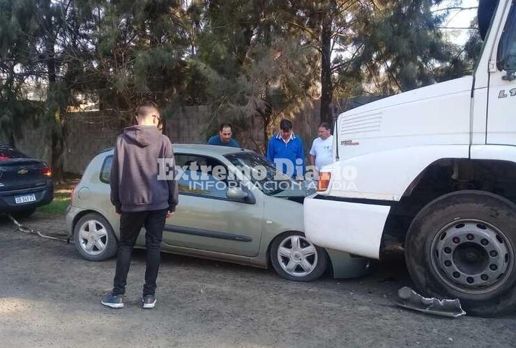 Sobre el hecho. El auto chocó de frente contra camión estacionado.