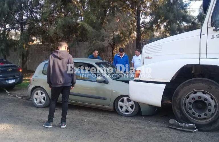 Sobre el hecho. El auto chocó de frente contra camión estacionado.