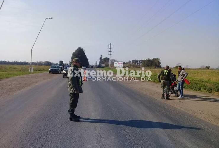 Vehículos en general. Los gendarmes paraban motos, autos y todo de tipo de rodados que transitaba a esta hora por la ruta.