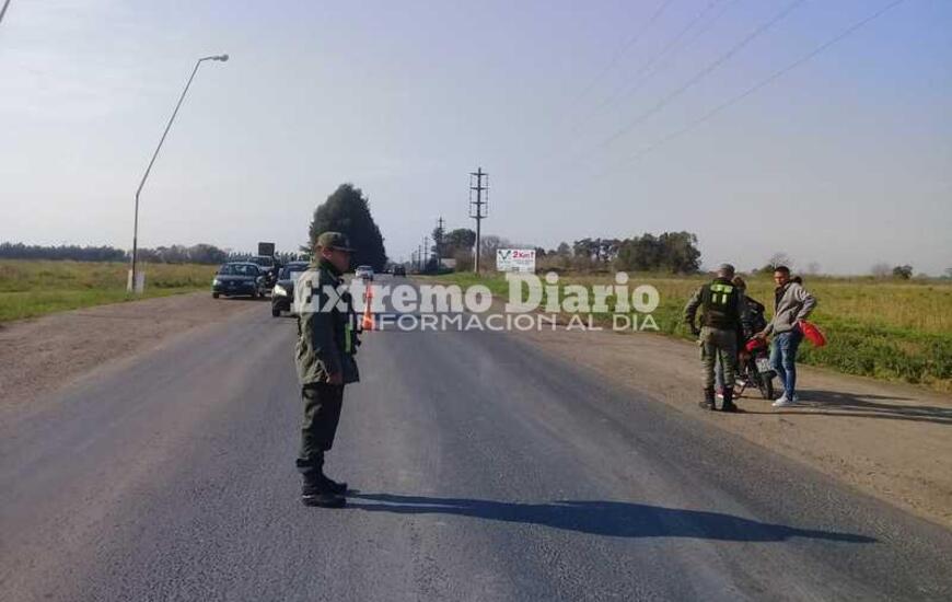 Veh&iacute;culos en general. Los gendarmes paraban motos, autos y todo de tipo de rodados que transitaba a esta hora por la ruta.