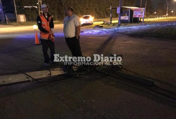 Imagen de Por el viento: Se cayeron varios postes camino al puerto