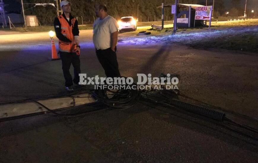 Imagen de Por el viento: Se cayeron varios postes camino al puerto