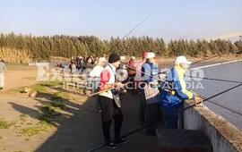 Los pescadores desde temprano en plena jornada y por varias horas.