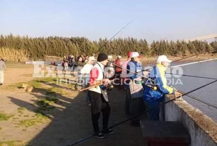 Los pescadores desde temprano en plena jornada y por varias horas.