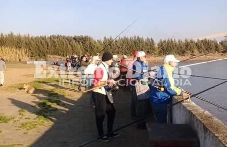 Los pescadores desde temprano en plena jornada y por varias horas.