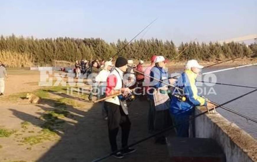 Los pescadores desde temprano en plena jornada y por varias horas.