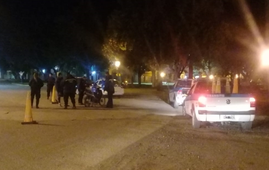 Esta noche. Dos m&oacute;viles policiales y dos de Tr&aacute;nsito en Independencia e H. Yrigoyen.