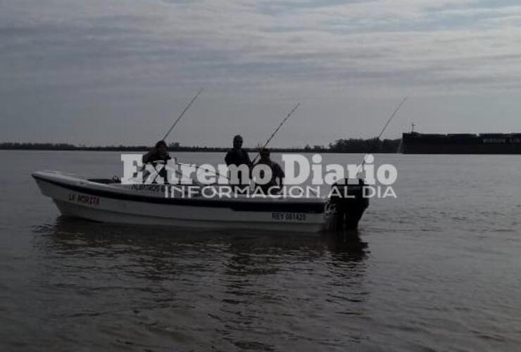 Los pescadores en plena competencia en el río Paraná