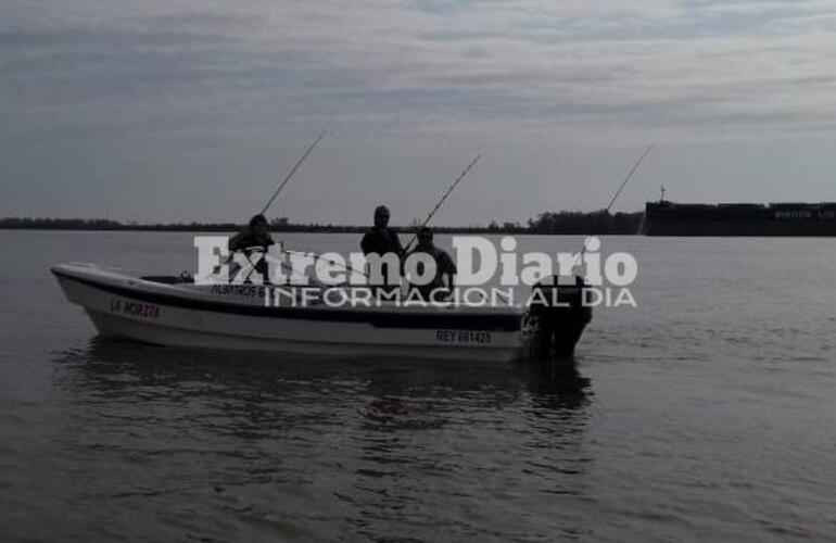 Los pescadores en plena competencia en el río Paraná