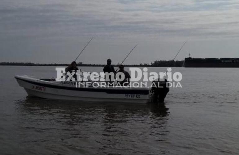 Los pescadores en plena competencia en el r&iacute;o Paran&aacute;