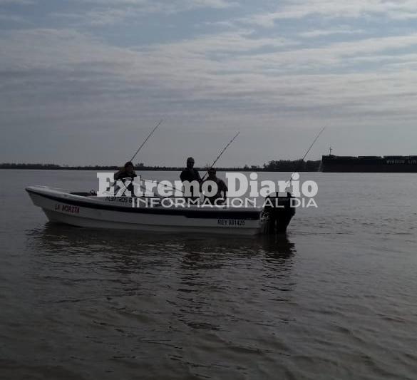 Los pescadores en plena competencia en el r&iacute;o Paran&aacute;